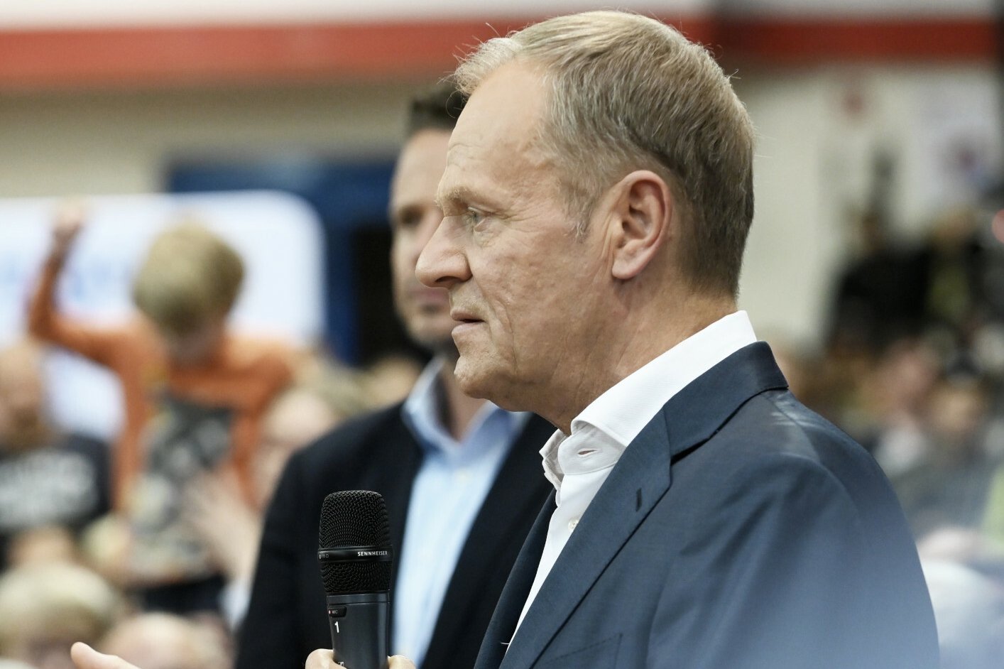 Sondaż. Polacy wskazali, kogo widzą w fotelu premiera. Nie jest to Donald Tusk.