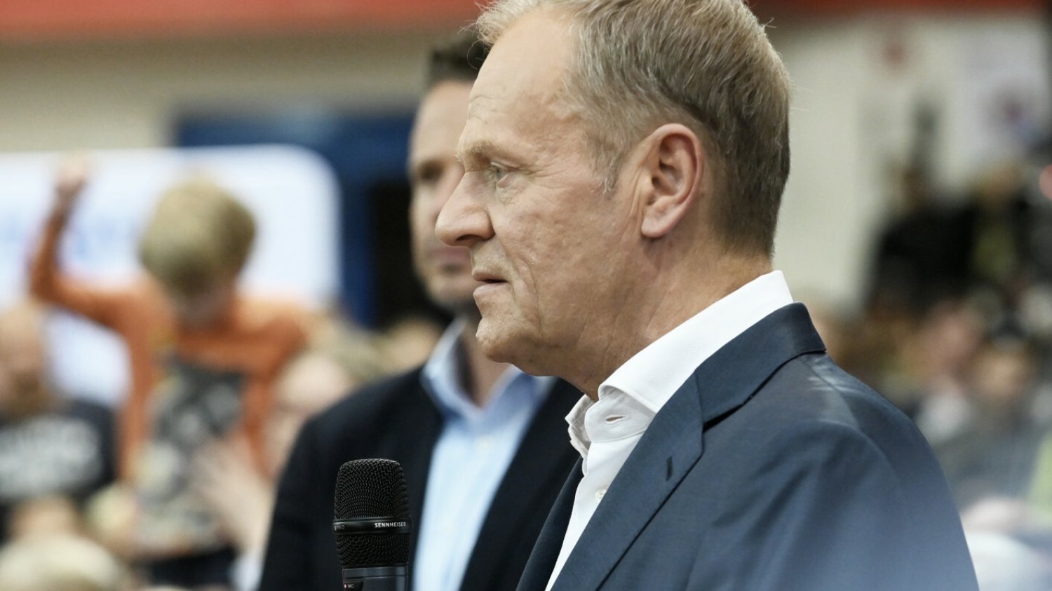 Sondaż. Polacy wskazali, kogo widzą w fotelu premiera. Nie jest to Donald Tusk.