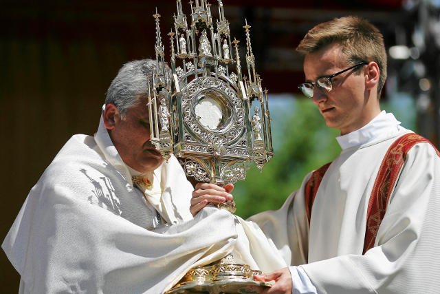W ciągu ostatnich 10 lat liczba osób uczęszczających regularnie na niedzielną mszę zmniejszyła się o niemal 2 miliony