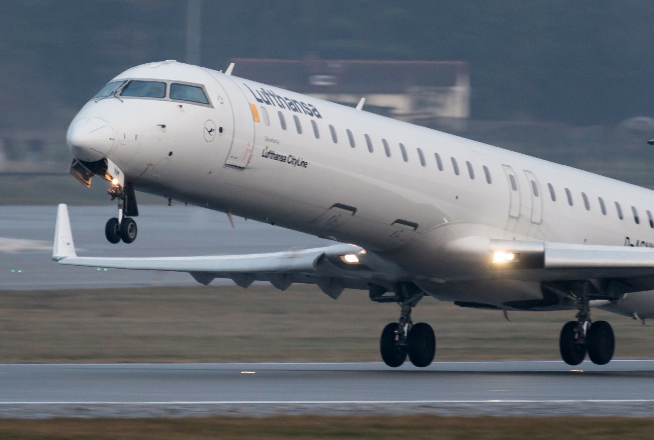 Śmierć na pokładzie samolotu. Niemiec wykrwawił się na pokładzie.