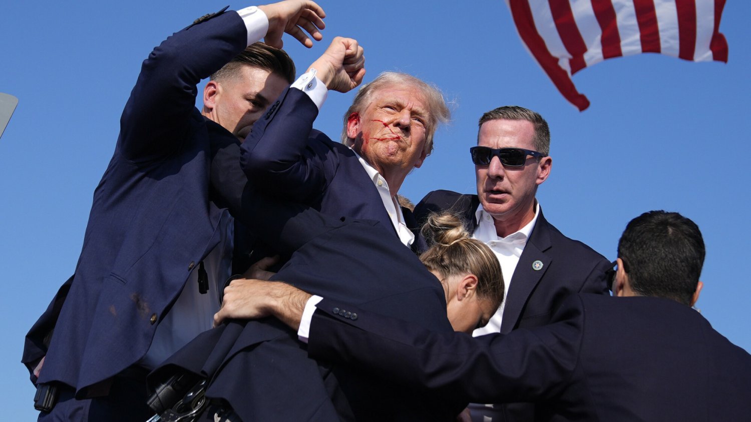 Donald Trump został ranny podczas strzelaniny na wiecu w Pensylwanii.
