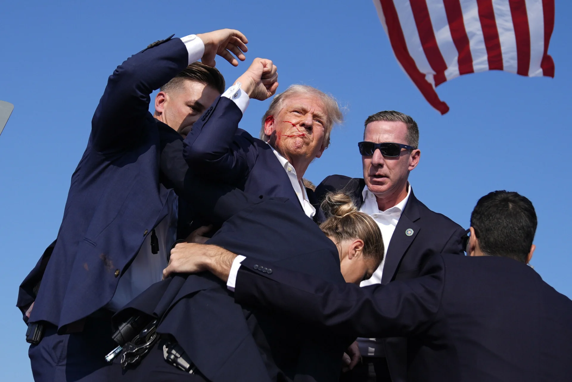 Donald Trump został ranny podczas strzelaniny na wiecu w Pensylwanii.