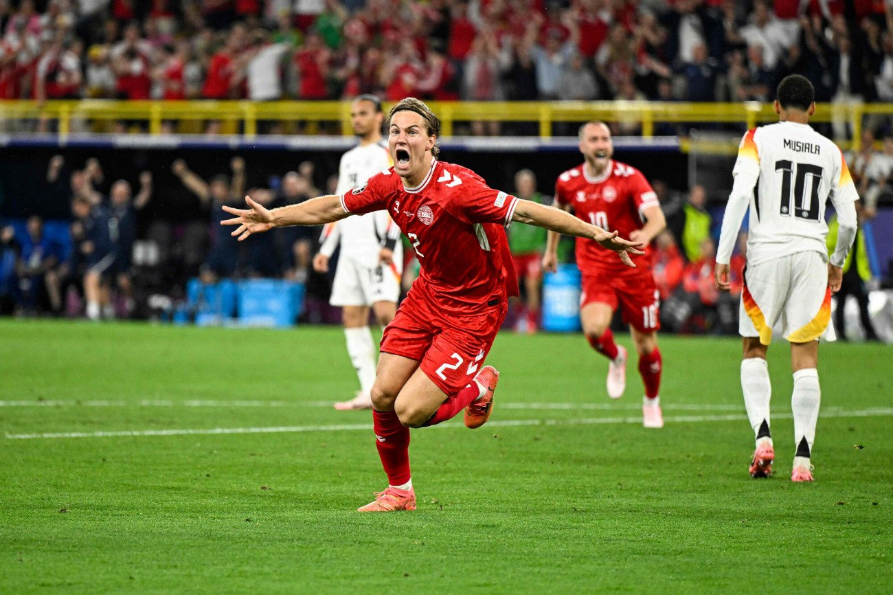 Joachim Andersen świętuje zdobycie bramki w meczu z Niemcami. Kilka chwil później gol zostanie anulowany