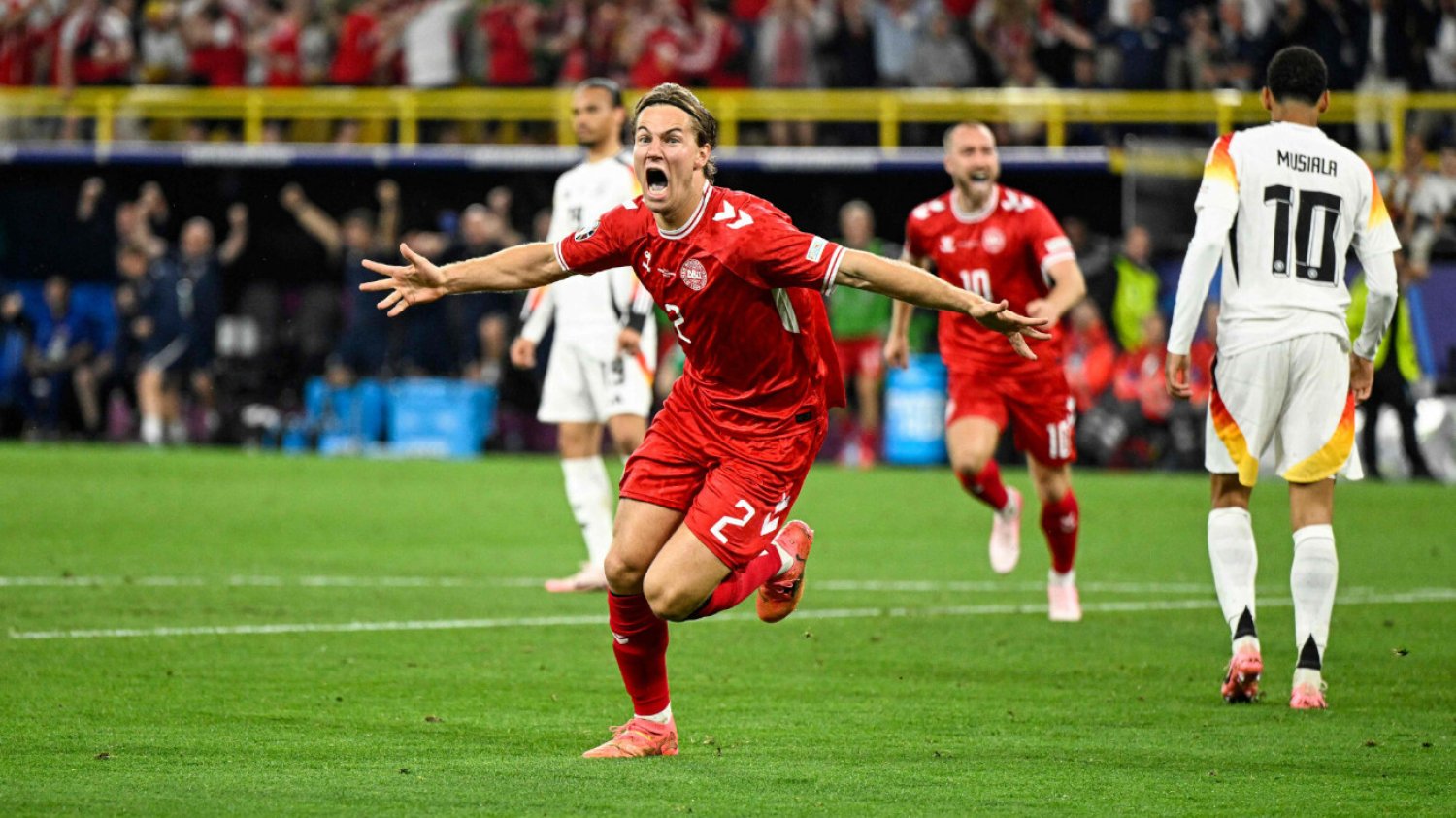 Joachim Andersen świętuje zdobycie bramki w meczu z Niemcami. Kilka chwil później gol zostanie anulowany