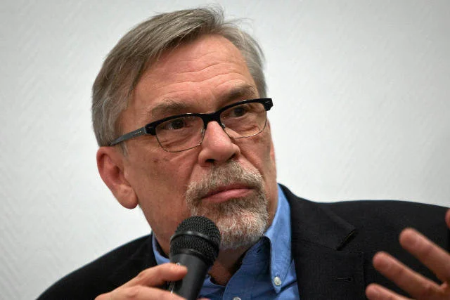 Żakowski uważa, że lider KOD poświęca się dla kraju, dlatego jego dzieci muszą cierpieć, dopóki prowadzi on swoją "walkę".