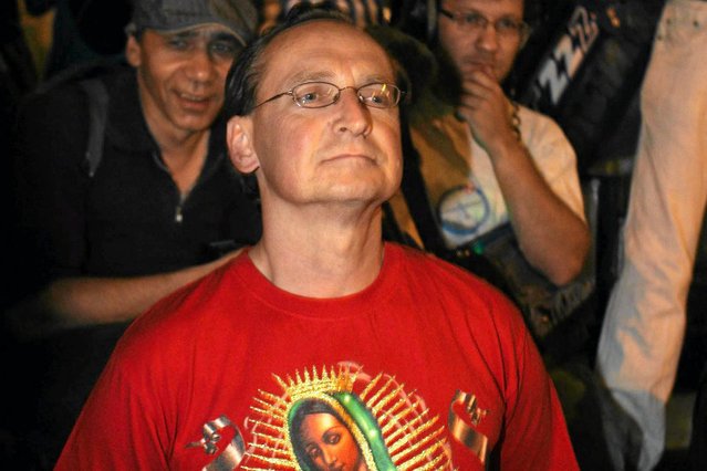 Wojciech Cejrowski podarł plakat Komorowskiego, teraz ma problemy