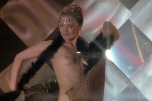 Hanna Bieniuszewicz w rozbieranej scenie komedii Alternatywy 4.