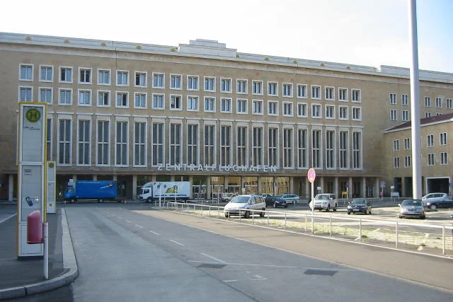 Budynek portu lotniczego  Berlin-Tempelhof, który teraz służy uchodźcom z krajów Afryki i Bliskiego Wschodu.
