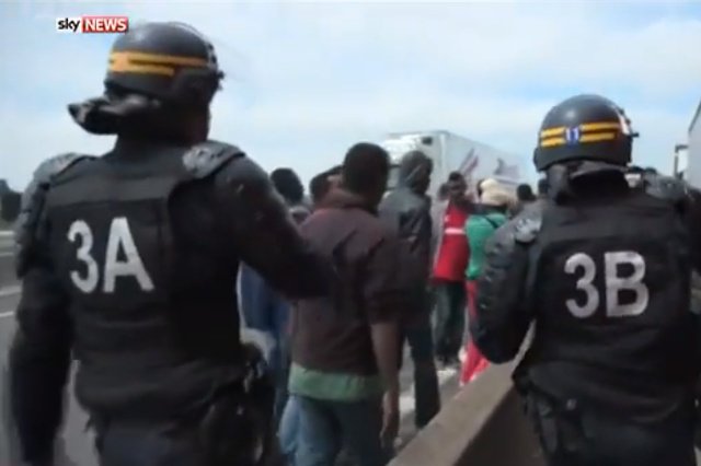 Podczas szturmu na terminal tunelu pod kanałem La Manche zginął jeden imigrant