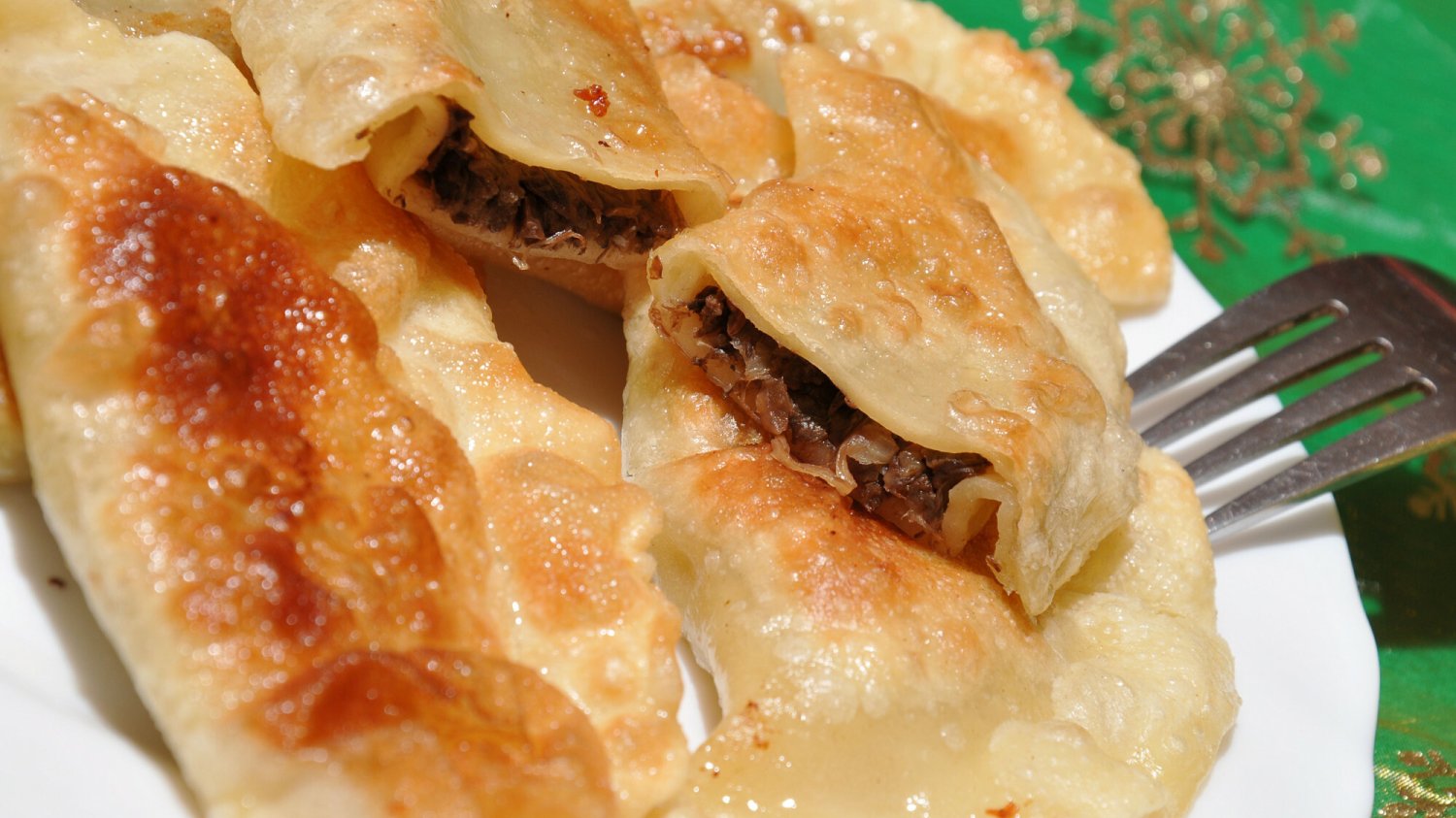 Idealne pierogi na Wigilię i nie tylko. Jak powinniśmy je smażyć? Przepis na idealnie wysmażone pierogi. Jak je zrobić?