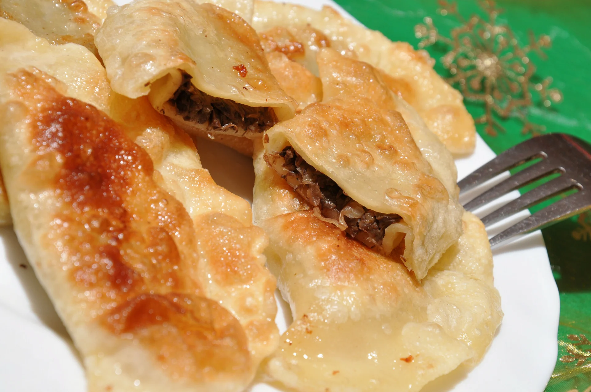 Idealne pierogi na Wigilię i nie tylko. Jak powinniśmy je smażyć? Przepis na idealnie wysmażone pierogi. Jak je zrobić?