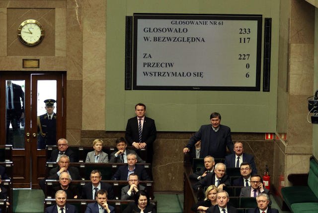 Platforma szuka 19 posłów PiS, których miało nie być podczas czwartkowego głosowania