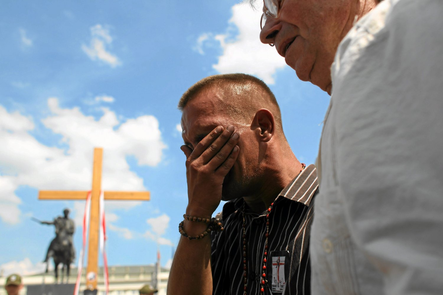 Wspólne czuwanie pod Pałacem Prezydenckim szybko ustąpiło innym nastrojom. Już w czerwcu na Krakowskim przedmieściu rozpoczęła się walka o krzyż