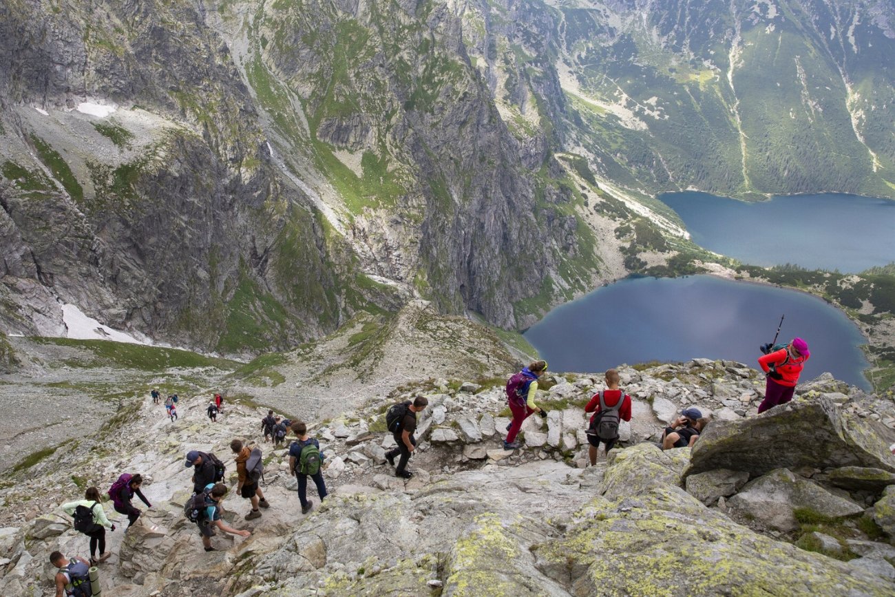 Tłumy na szlaku na Rysy
