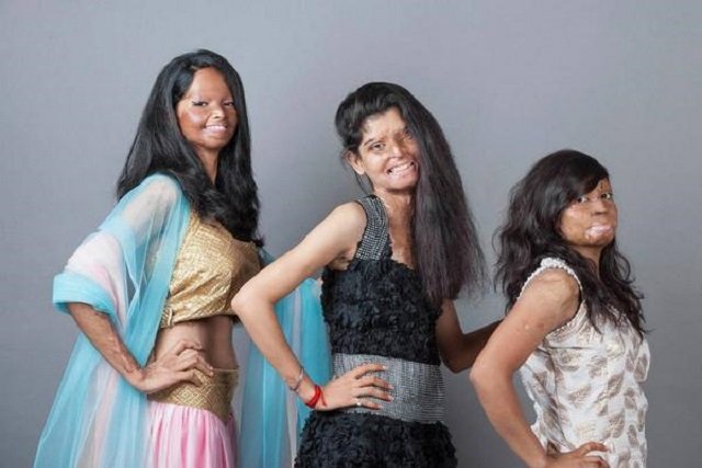 Rupa Designs: hinduska projektantka i inne kobiety oblane kwasem odsłaniają twarze i reklamują ubrania.