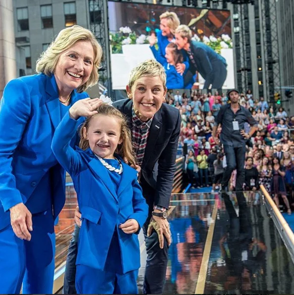 Hillary Clinton w charakterystycznym chabrowym garniturze i Ellen DeGeneres