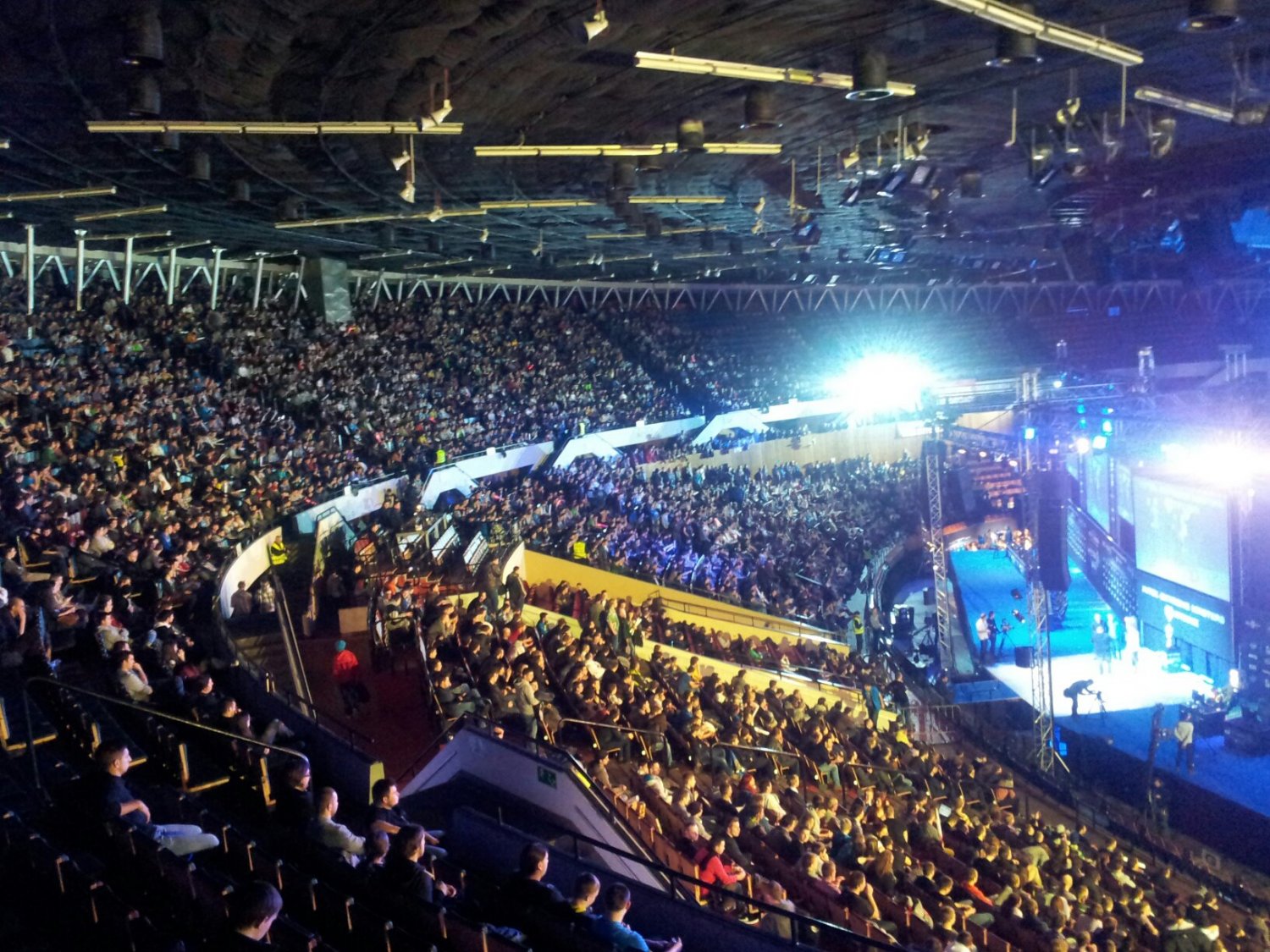 Trybuny wypełnione po brzegi.