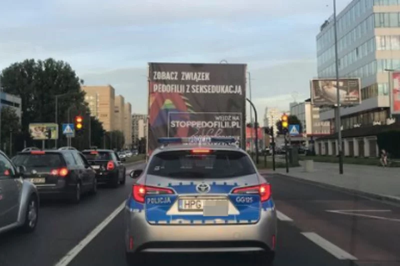 Ulicami Krakowa w eskorcie policji porusza się furgonetka anty-LGBT.