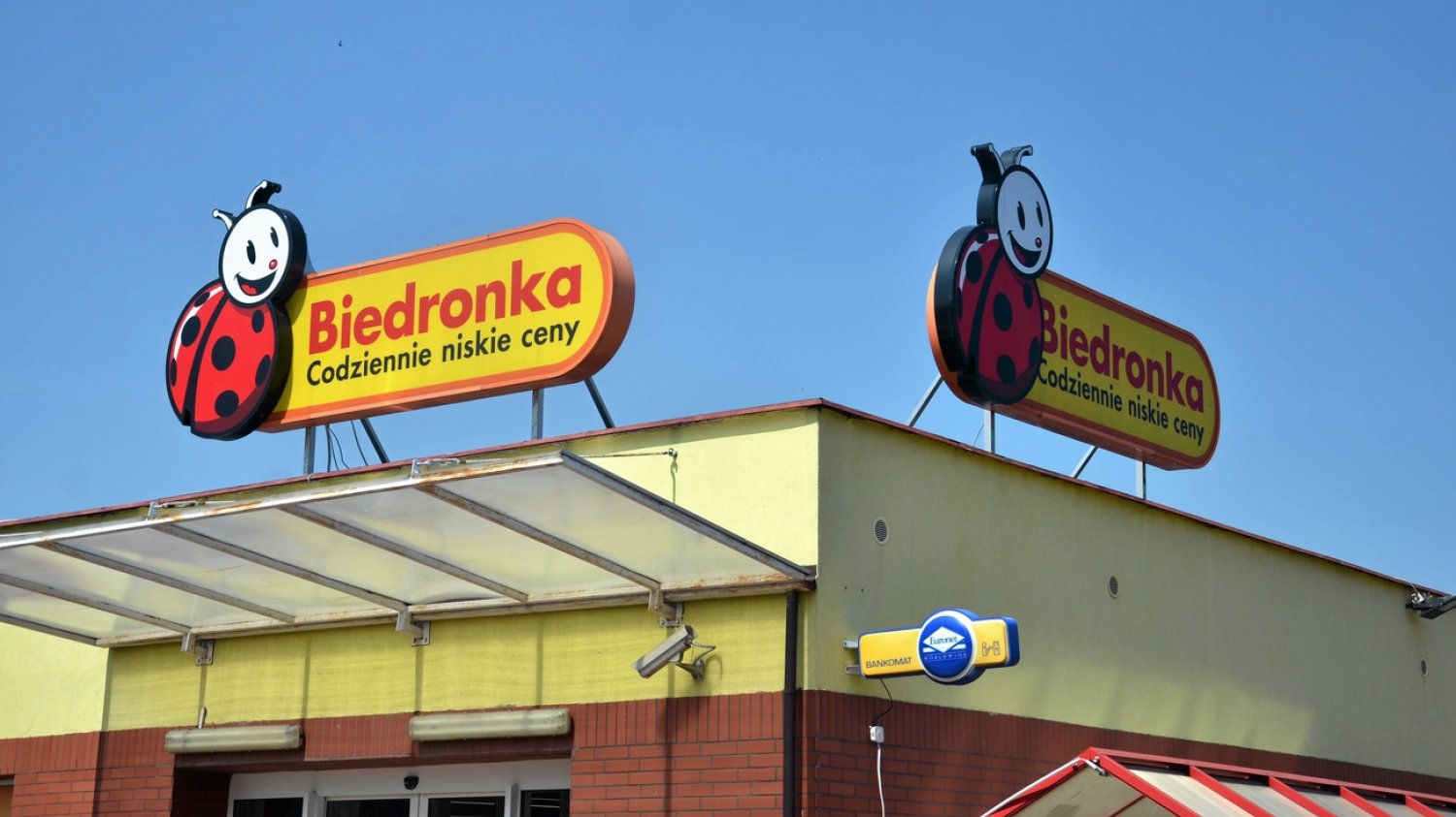 Bezprawnie pobierano opłatę parkingową od klientów Biedronki i Aldi.