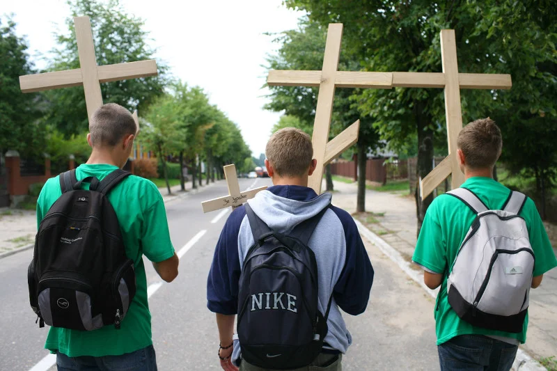 Ksiądz organizuje pielgrzymkę w godzinach zajęć. Szkoła nie widzi problemu i przyznaje, że to już tradycja