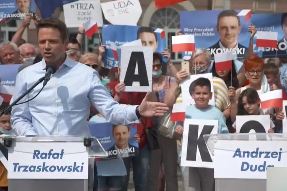 Rafał Trzaskowski na wiecu w Skierniewicach pokazał mównicę z pustym miejscem i nazwiskiem Andrzeja Dudy.