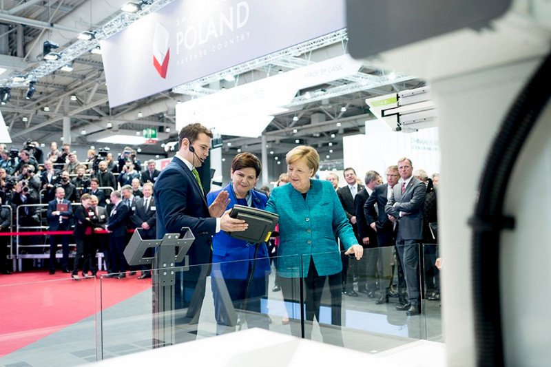 Premier Beata Szydło i kanclerz Niemiec Angela Merkel podczas targów w Hanowerze.