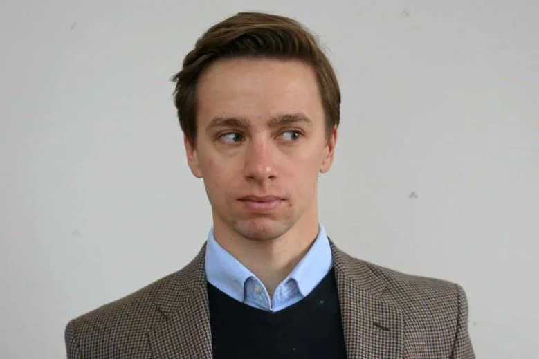 Poseł Krzysztof Bosak (Konfederacja) boi się, że zostanie wciągnięty pod kołdrę. Wszystko z powodu wizualizacji warszawskiego Zarządu Zieleni.
