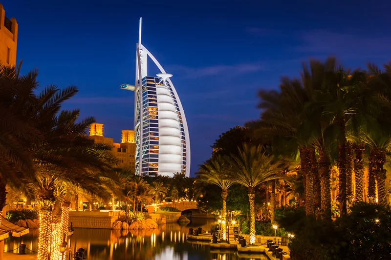 [url=http://tinyurl.com/ln28bjk]Burj Al Arab[/url] można zobaczyć niestety tylko z zewnątrz, ale i tak warto.