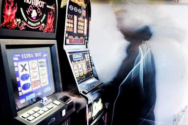 Polacy wpadają w kłopoty przez prowizoryczne maszyny hazardowe.