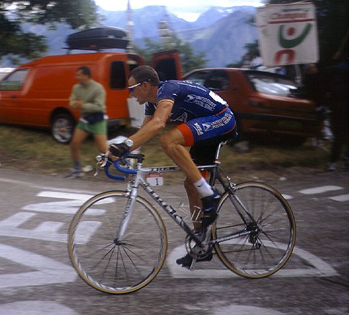 Lance Armstrong jedzie po zwycięstwo na Alpe d'Huez podczas Tour de France 2001
