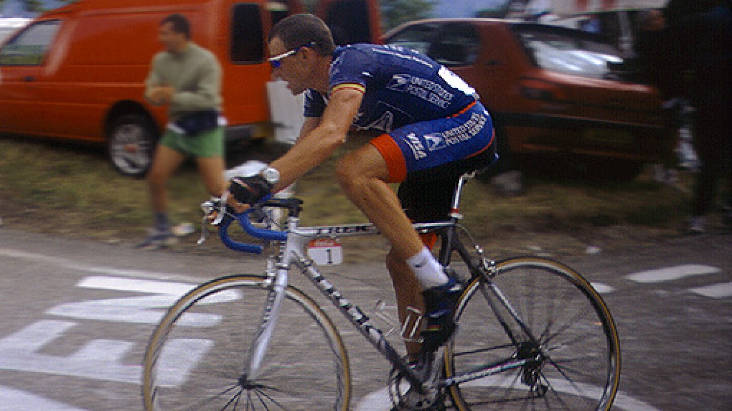 Lance Armstrong jedzie po zwycięstwo na Alpe d'Huez podczas Tour de France 2001