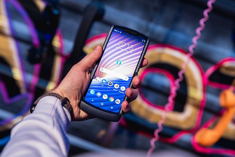 Motorola razr 5G to kolejna odsłona składanego smartfona z elastycznym ekranem, który na początku millenium stał się jedną z ikon popkultury