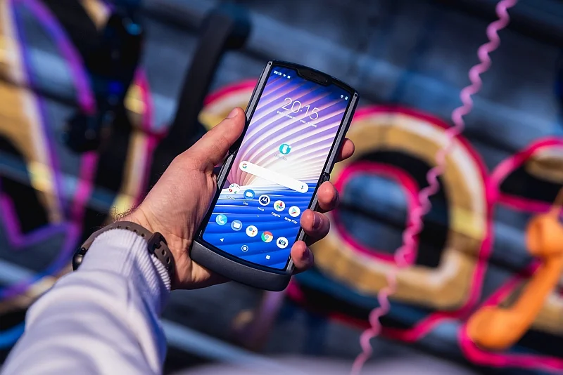 Motorola razr 5G to kolejna odsłona składanego smartfona z elastycznym ekranem, który na początku millenium stał się jedną z ikon popkultury