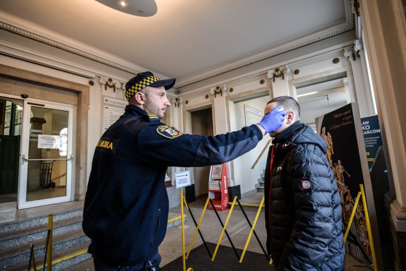 Wzrosła liczba zakażonych koronawirusem w Polsce.