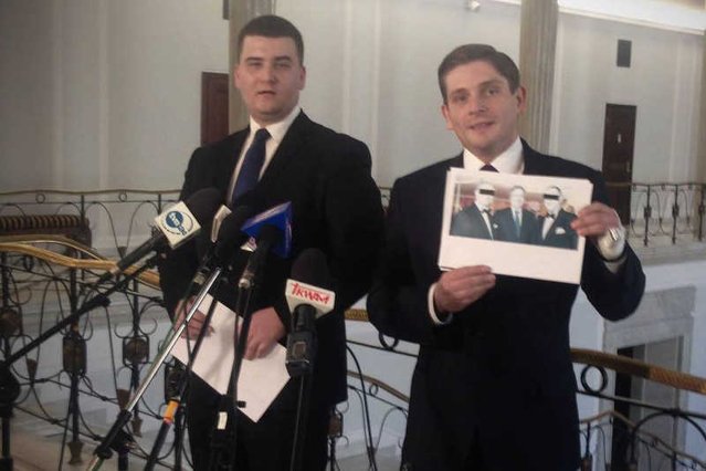 Politycy PiS przedstawiają zdjęcie prezydenta Bronisława Komorowskiego w towarzystwie kontrowersyjnych szefów SKOK Wołomin.