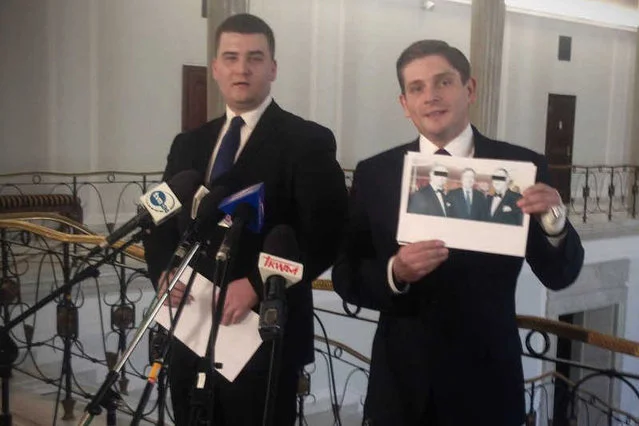 Politycy PiS przedstawiają zdjęcie prezydenta Bronisława Komorowskiego w towarzystwie kontrowersyjnych szefów SKOK Wołomin.