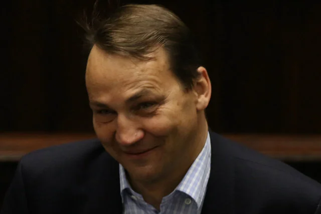 Radosław Sikorski w nietypowy sposób okazał solidarność z Jurkiem Owsiakiem, którym z powodu przekleństw na Woodstock zainteresowała się policja.