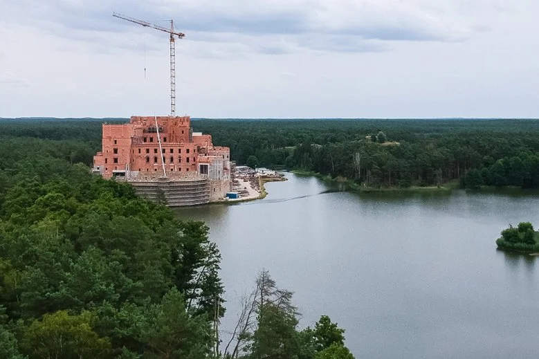 Zamek od samego początku budził kontrowersje. Czy wyniki kontroli GDOŚ wpłyną na postępy jego budowy?