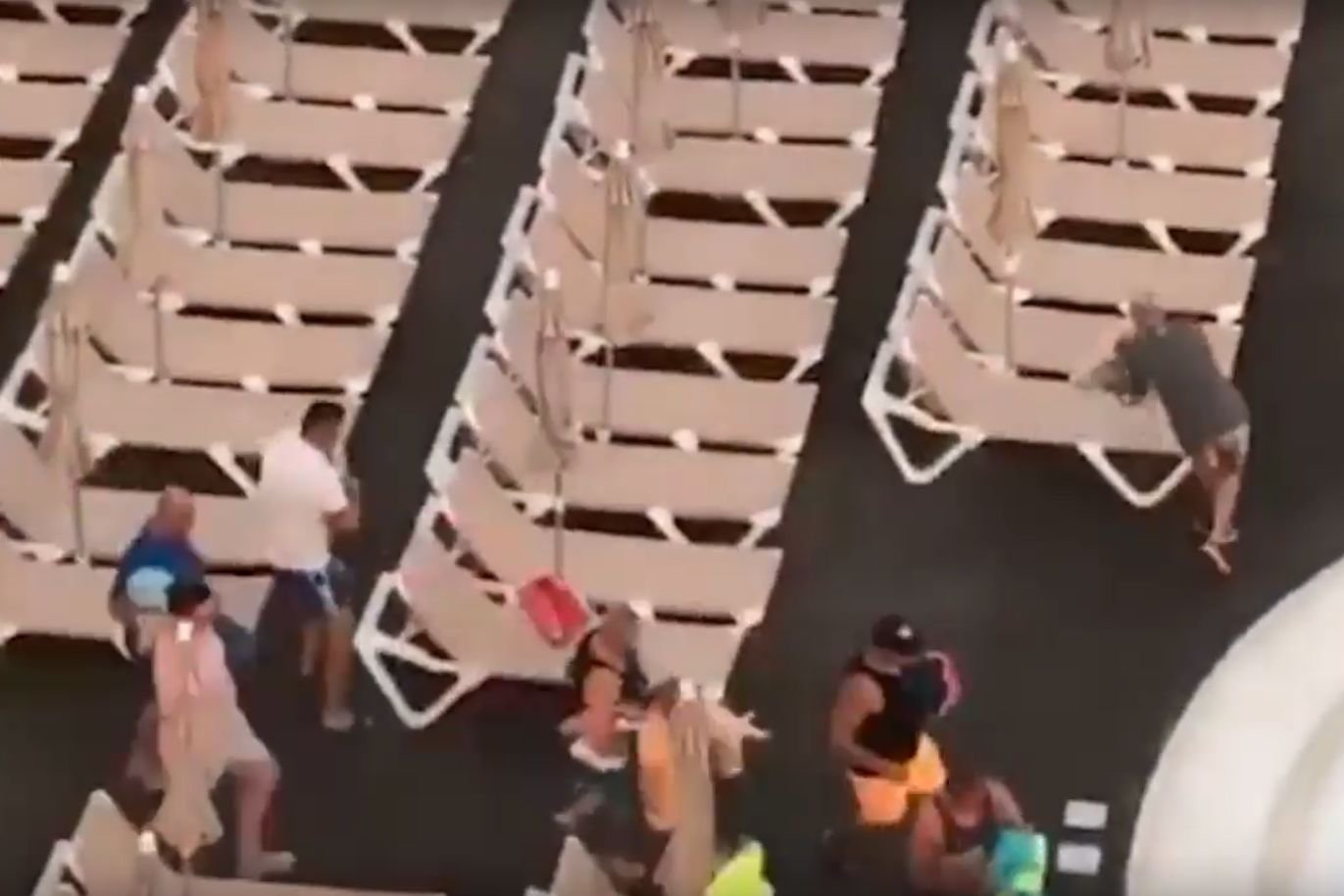 Bitwa o leżaki przypomina parawanowe rezerwacje nad Bałtykiem.