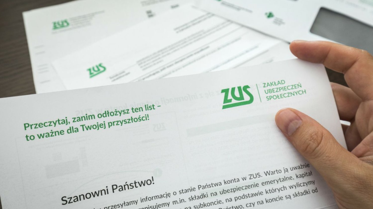 ZUS ma niespodziankę. Rodzice pobierający 800 plus mogą się spodziewać dwóch przelewów w miesiącu. ZUS wypłaci podwójnie 800 plus w marcu. Opublikowano harmonogram wypłat.