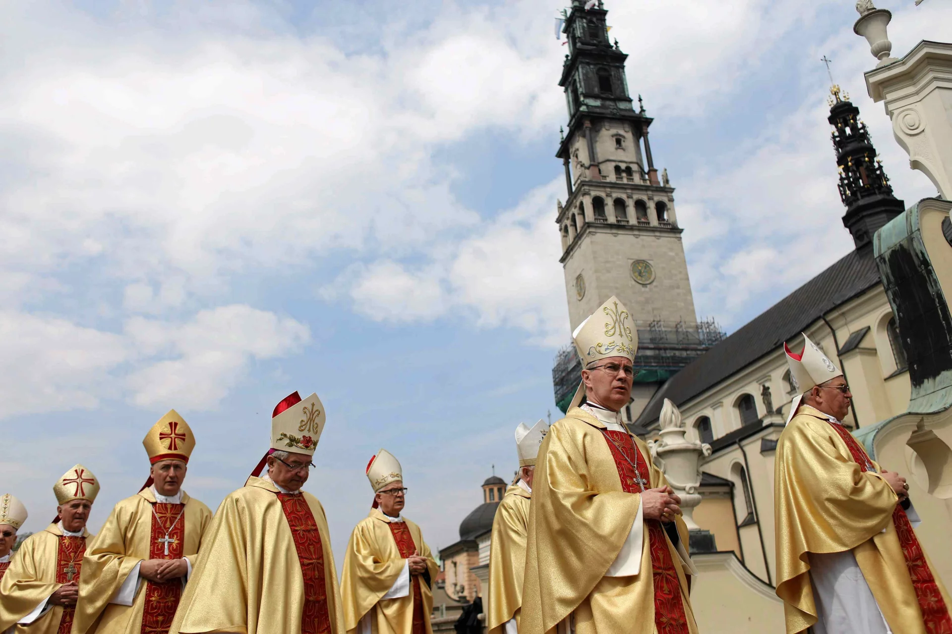 Episkopat najpierw wysłał na prośbę Morawieckiego list do misjonarzy zagranicznych ws. wyborów. Teraz biskupi udają, że nie angażują się w kampanię wyborczą.