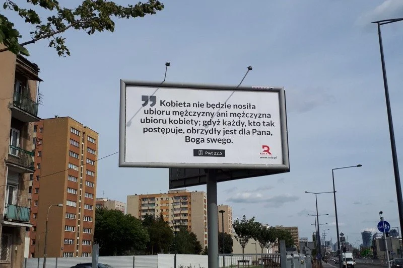 Za billboardami tej treści, które pojawiły się w Warszawie, stoją Roty Marszu Niepodległości.