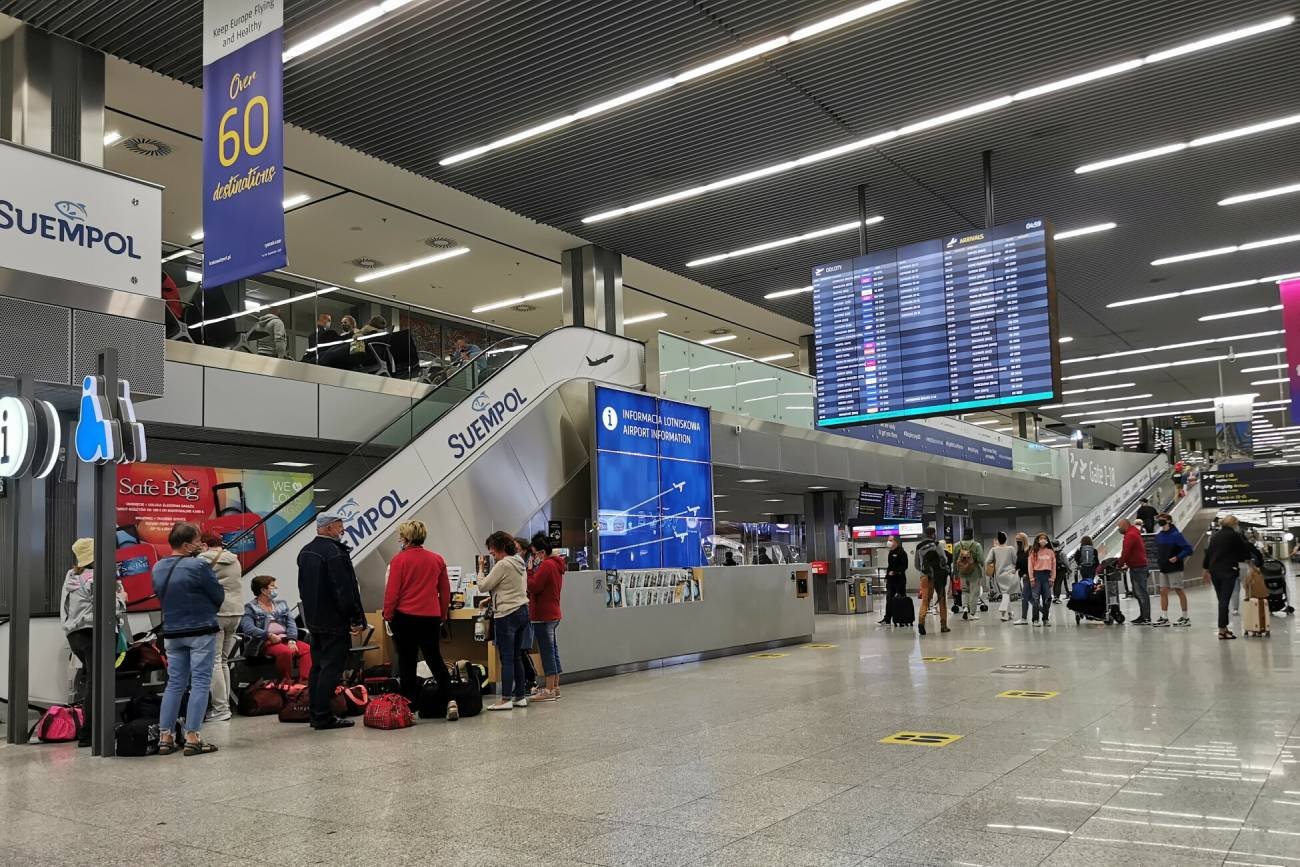 Pasażerka zaatakowała na lotnisku funkcjonariuszkę. Kłóciła się o Wi-Fi.