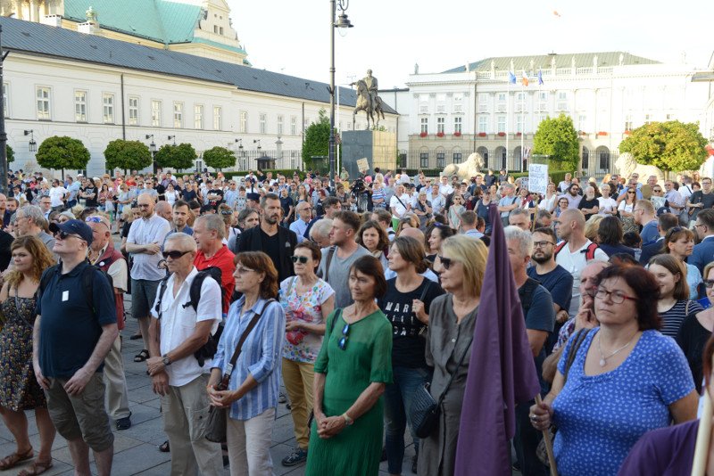 W środę protesty przeniosły się pod Pałac Prezydencki.