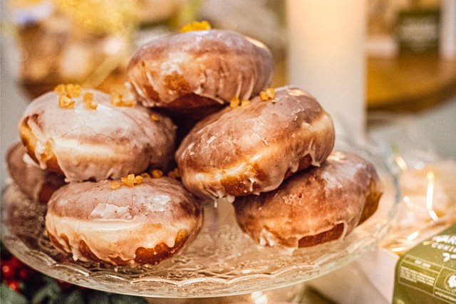 Na tradycyjne, domowe pączki na bazie naturalnych składników zaprasza co roku, w tłusty czwartek, Cukiernia Smaki Warszawy. Do ich produkcji cukiernicy wykorzystują świeża jaja, prawdziwe masło i wyrabianą na miejscu konfiturę z płatków róż