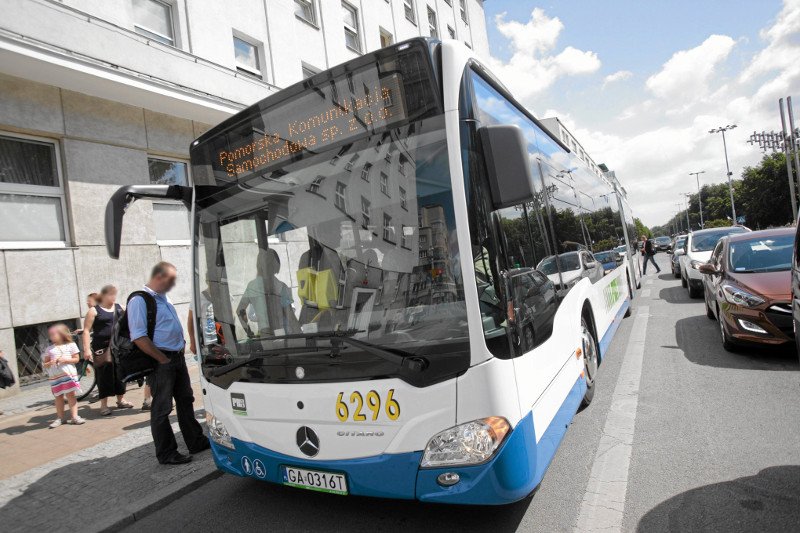 Kierowca miejskiego autobusu wspólnie z pasażerami dokonała obywatelskiego zatrzymania pijanego kierowcy samochodu osobowego.