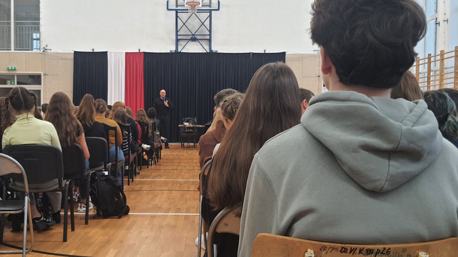 Kacper Piętka jest agnostykiem, a jednak w ramach lekcji języka polskiego w liceum musiał uczestniczyć w lekcji z księdzem i byłym gangsterem.
