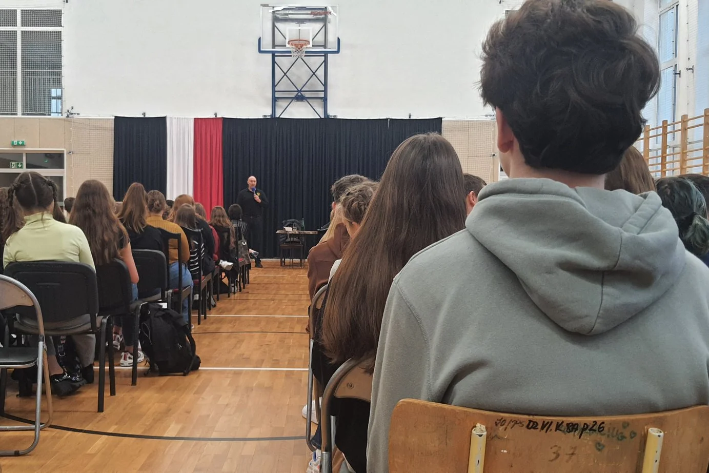 Kacper Piętka jest agnostykiem, a jednak w ramach lekcji języka polskiego w liceum musiał uczestniczyć w lekcji z księdzem i byłym gangsterem.