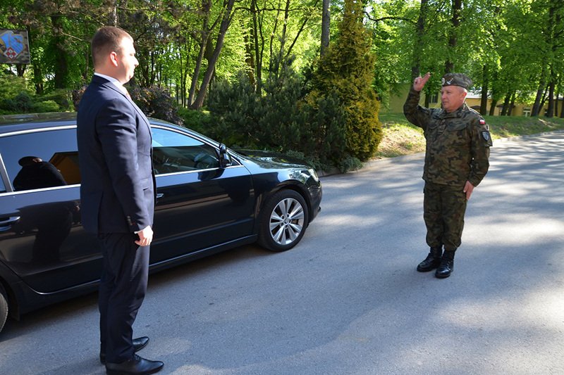 Dowódca 1. Grójeckiego Ośrodka Radioelektronicznego oddaje honory podwładnemu Antoniego Macierewicza.