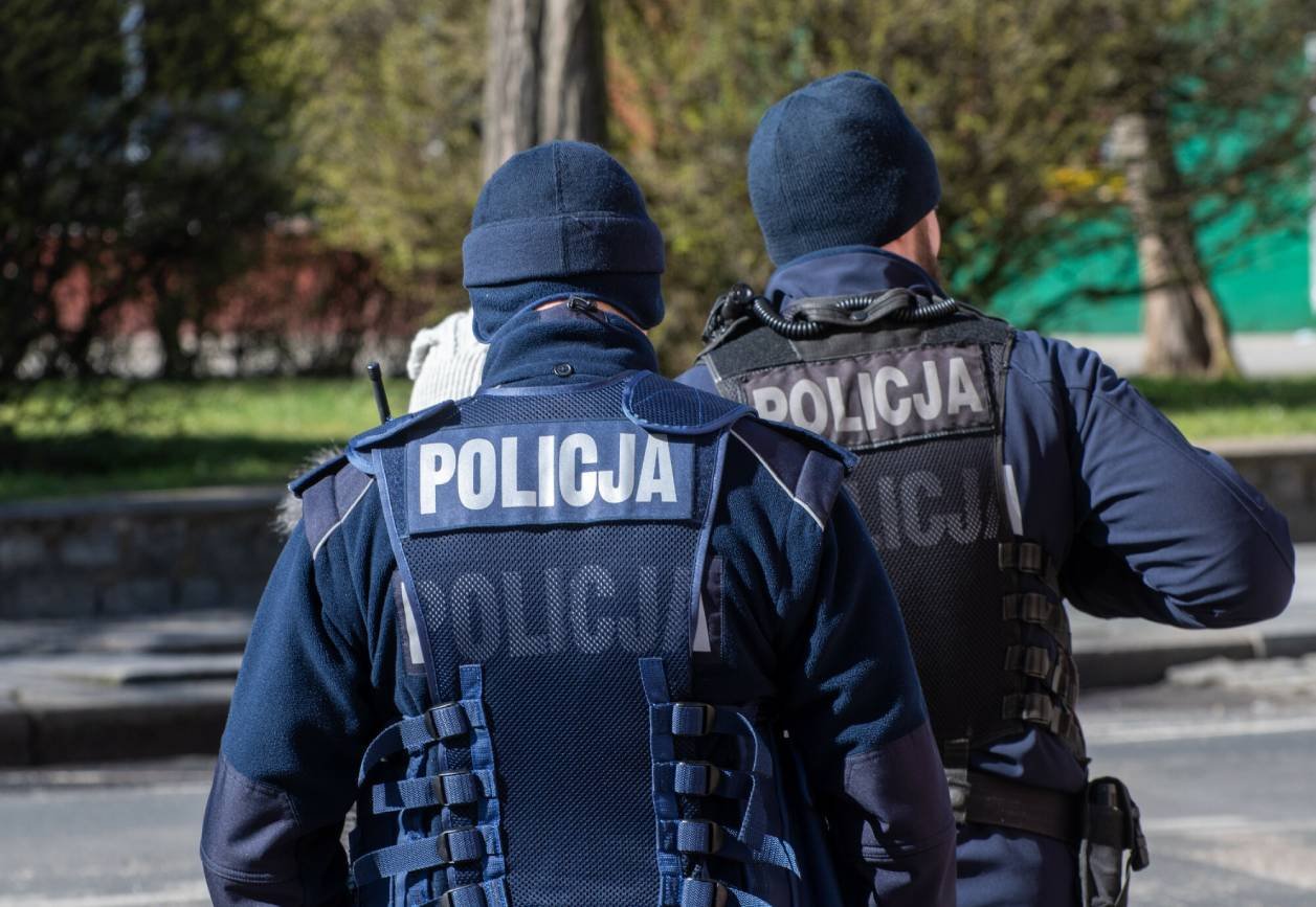 Policjant w Kaliszu napastował żonę kolegi. Funkcjonariusz zwolniony